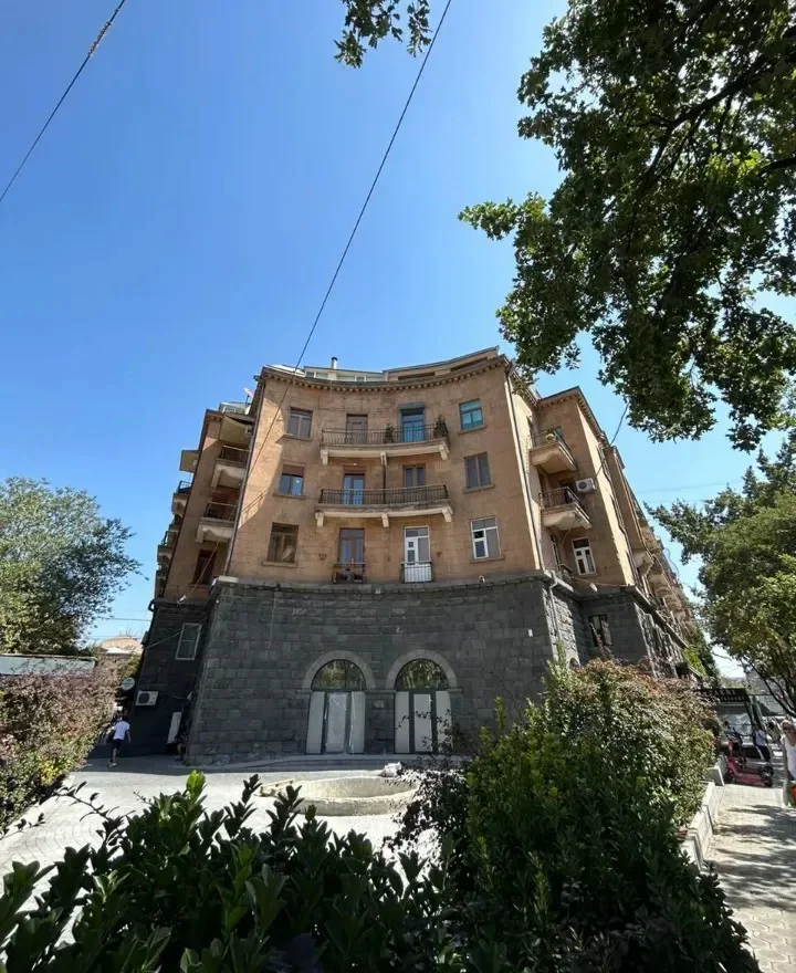 3 սենյականոց բնակարան Մարշալ Բաղրամյան պողոտայում կենտրոնում, 100 քմ, 3/5 հարկ, 2 սանհանգույց