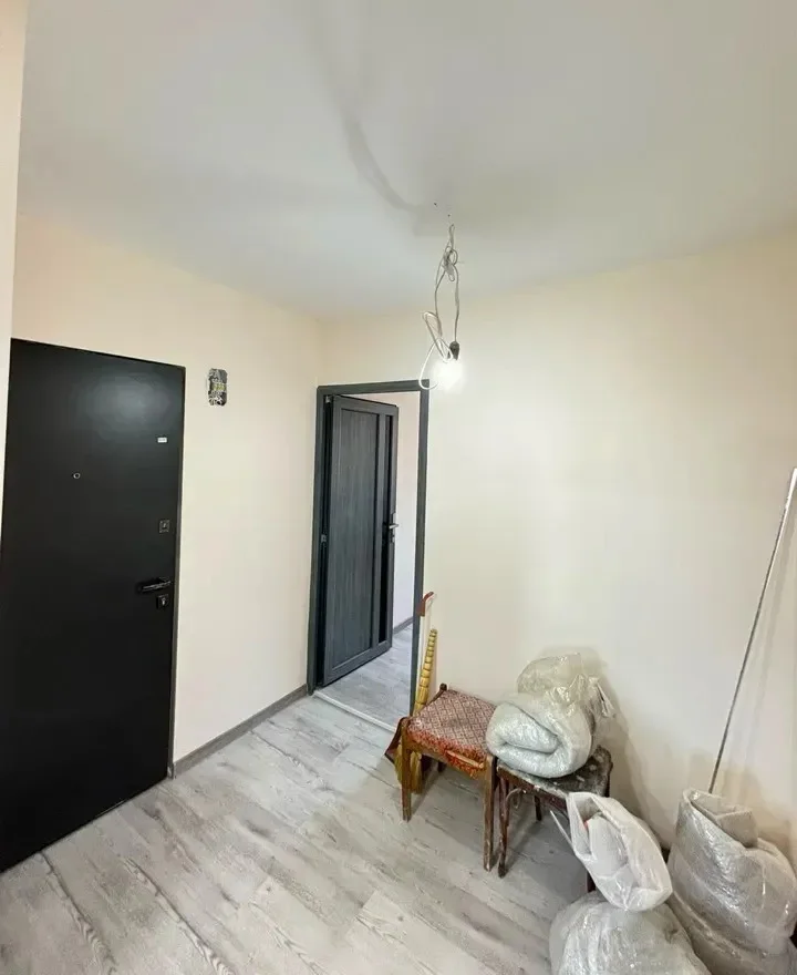 3 սենյականոց բնակարան, Ռայնիսի Փողոց Քանաքեռ-Զեյթունում, 55 քմ, քարե շենք