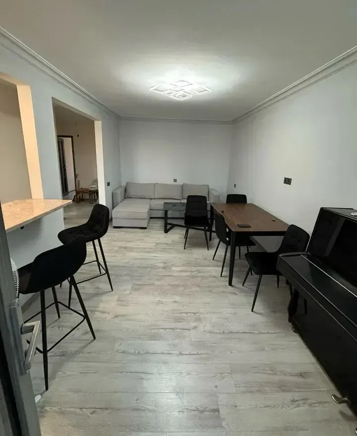 3 սենյականոց բնակարան, Ռայնիսի Փողոց Քանաքեռ-Զեյթունում, 55 քմ, քարե շենք