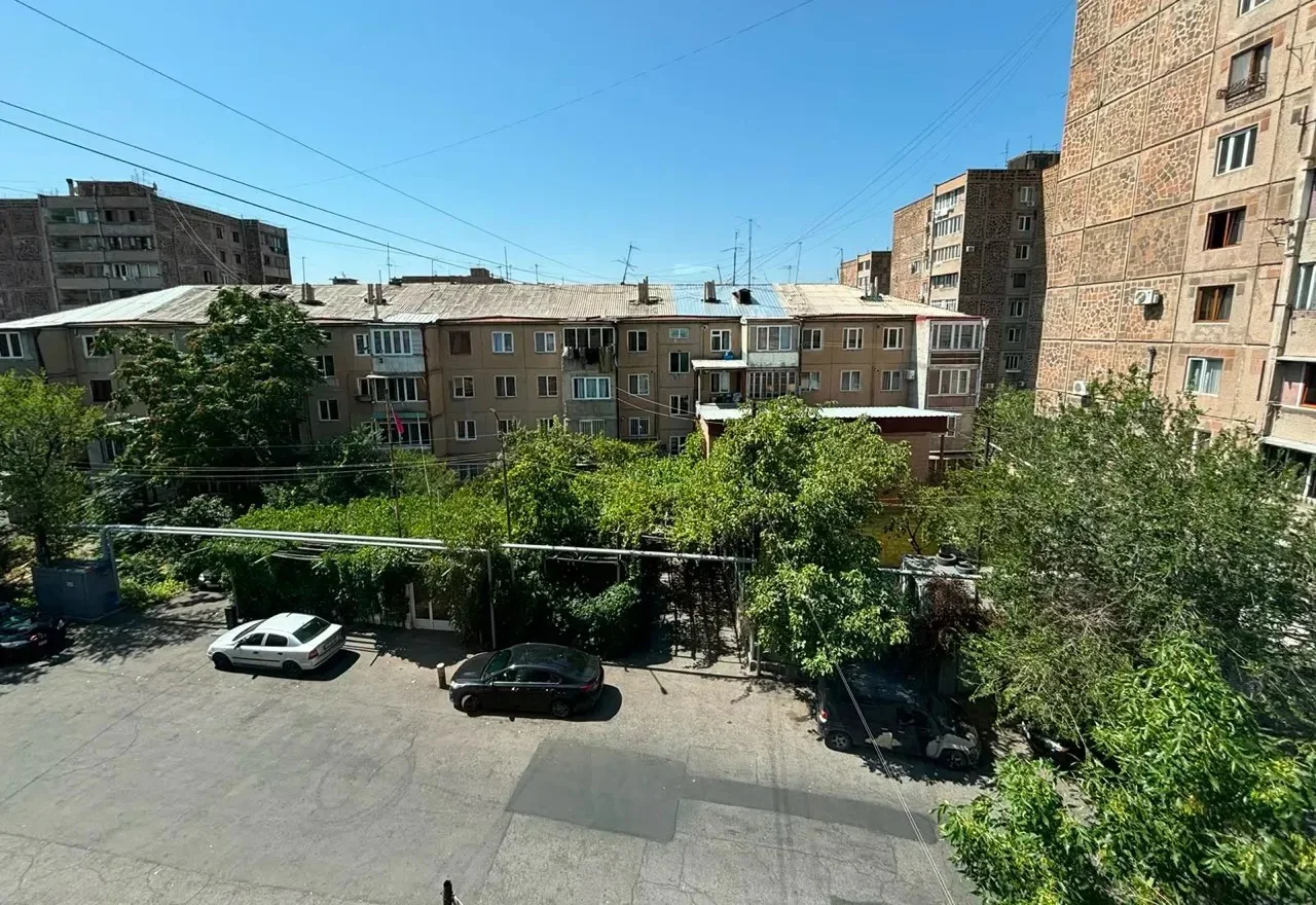 3 սենյականոց բնակարան, Ռայնիսի Փողոց Քանաքեռ-Զեյթունում, 55 քմ, քարե շենք