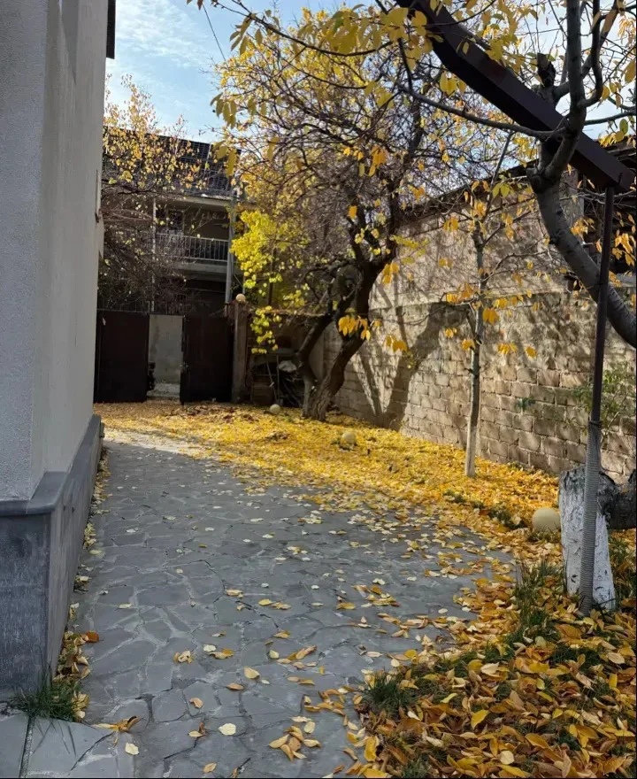 Երեք հարկանի քարե տուն 24-րդ փողոցում Ջրվեժում, 220 քմ, 550 քմ հողի վրա, 3+ սանհանգույց