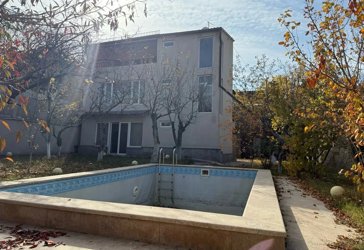 Երեք հարկանի քարե տուն 24-րդ փողոցում Ջրվեժում, 220 քմ, 550 քմ հողի վրա, 3+ սանհանգույց