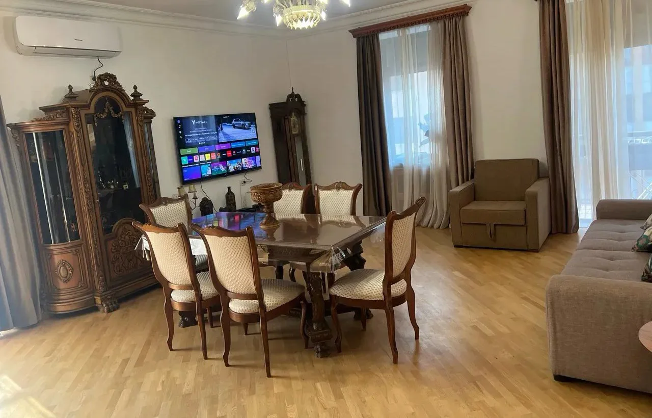 2 սենյականոց բնակարան Սարյան փողոցում կենտրոնում, 89 քմ, բարձր առաստաղներ, քարե շենք