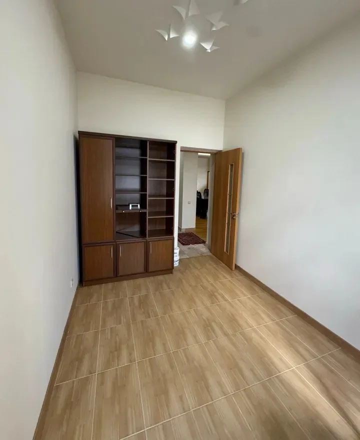5 սենյականոց բնակարան նորակառույց շենքում, Azatutyan avenue կենտրոնում, 250 քմ, նախավերջին հարկ