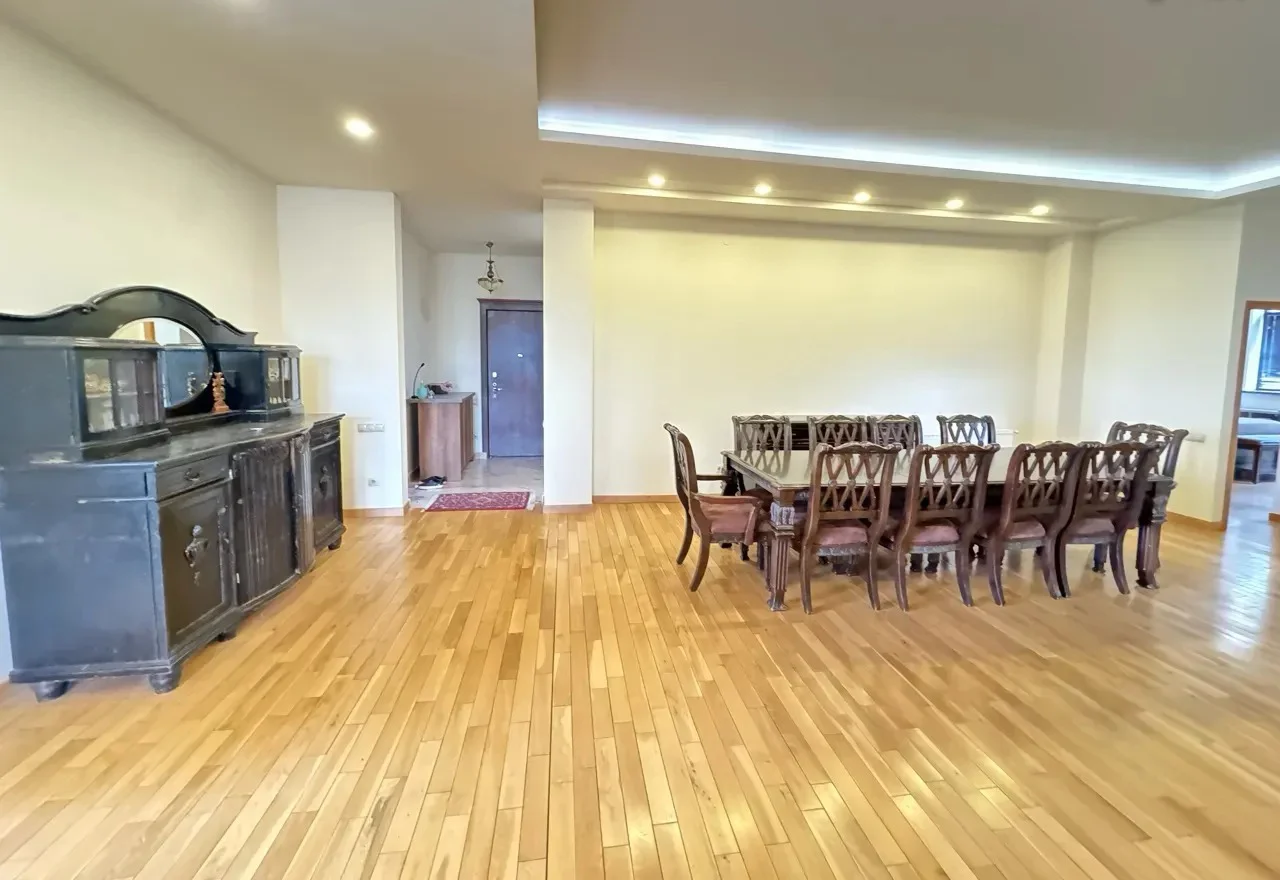 5 սենյականոց բնակարան նորակառույց շենքում, Azatutyan avenue կենտրոնում, 250 քմ, նախավերջին հարկ