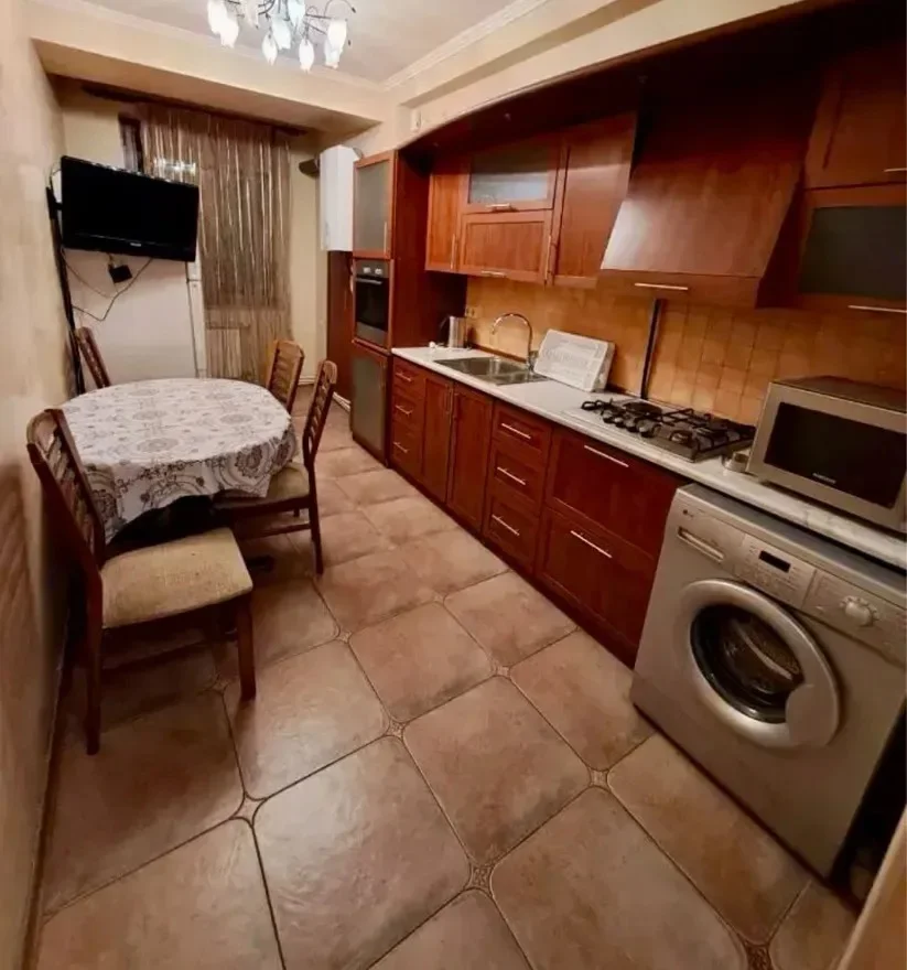 3-Bedroom Apartment on Tumanyan Street in the Center, 90 sq m, Penultimate Floor, Stone Building