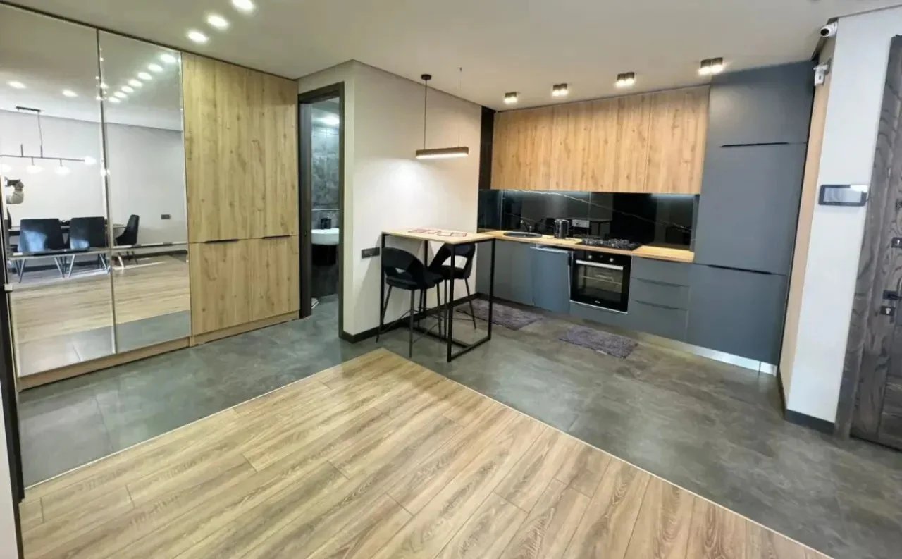 2-Bedroom Apartment on Byron Street in the Center, 55 sqm, High Ceilings, Stone Building