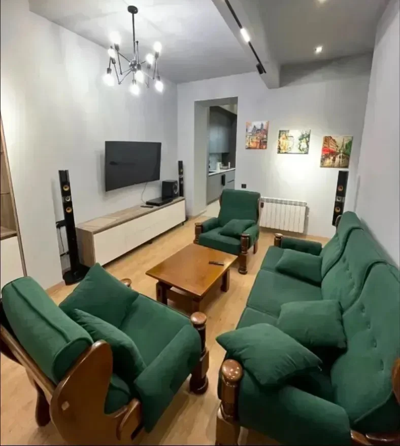 3 սենյականոց բնակարան Ղազար Փարպեցու փողոցում կենտրոնում, 80 քմ, 3/5 հարկ, բարձր առաստաղներ