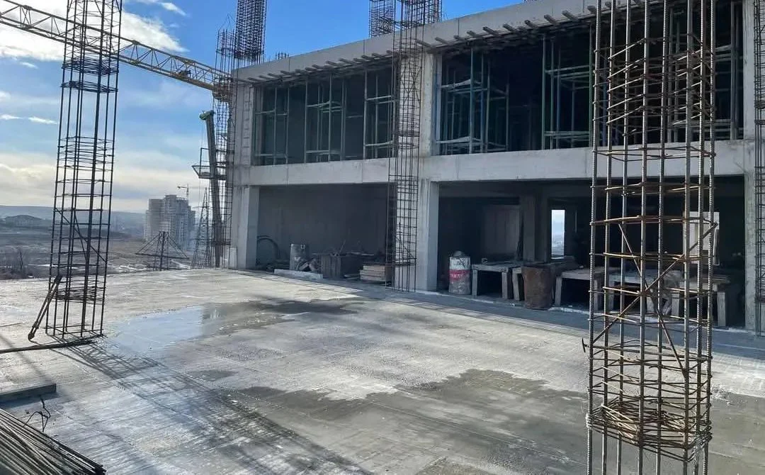 2 սենյականոց բնակարան նորակառույց շենքում Ծիծեռնակաբերդի խճուղիում կենտրոնում, 53 քմ, 4/14 հարկ