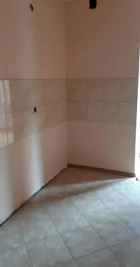 3-bedroom apartment on Chukhadjyan Street in Vanadzor, 67 sqm, 3/5 floor, high ceilings, stone building