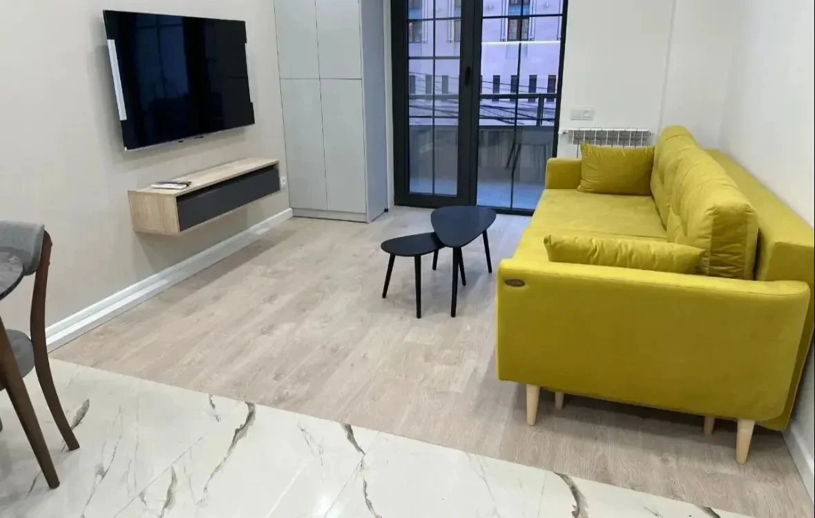 2-bedroom apartment on Moskvoyan Street in the center, 50 sqm, 3rd floor of 8, high ceilings