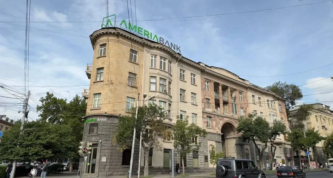 2 սենյականոց բնակարան Մոսկովյան փողոցում կենտրոնում, 55 քմ, 2/5 հարկ, բարձր առաստաղներ, քարե շենք