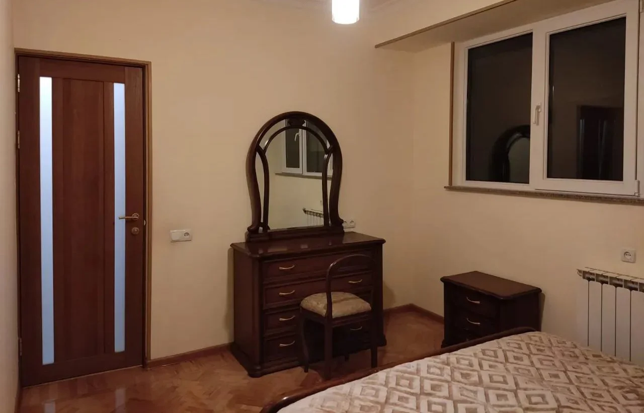 3 սենյականոց բնակարան Խանջյան փողոցում կենտրոնում, 110 քմ, 1/10 հարկ, 2 սանհանգույց, քարե շենք