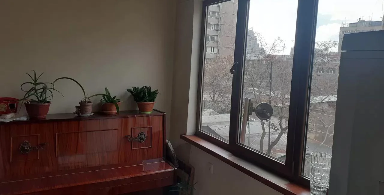 3-Bedroom Apartment on Vardanants Street in the Center, 81 sqm, Second-to-Last Floor, High Ceilings