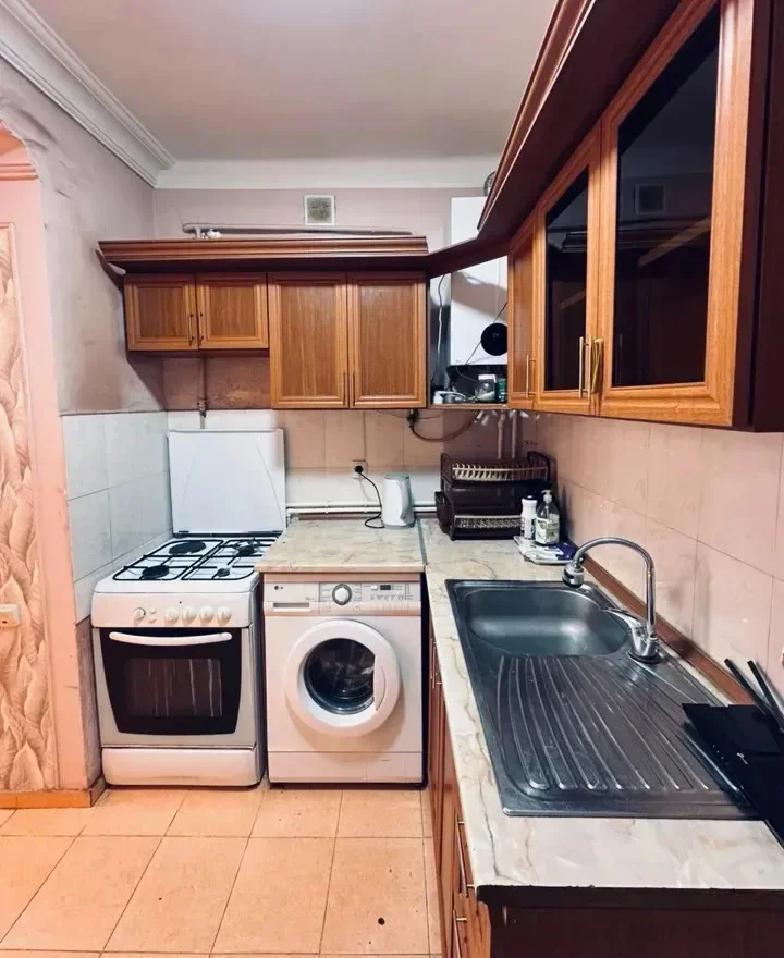 3-bedroom apartment on Janibek Street in Adjabnyan, 75 sq m, 2/5 floor, stone building