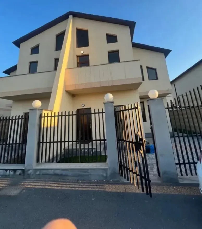 Two-Story Townhouse in Ajapnyak, 220 sqm, on 150 sqm of Land, 3+ Bathrooms