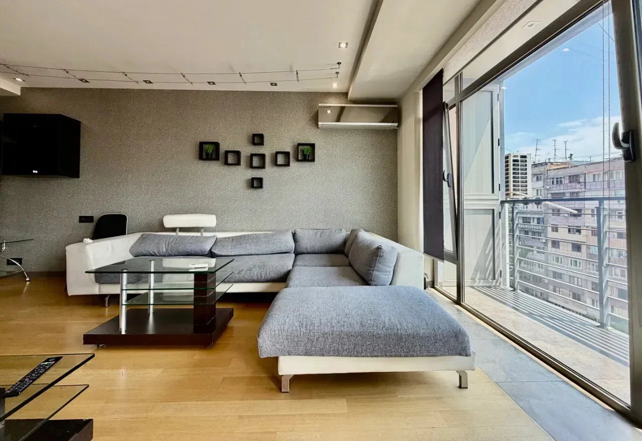 3-bedroom apartment on Teryan Street in the center, 100 sqm, penultimate floor, high ceilings