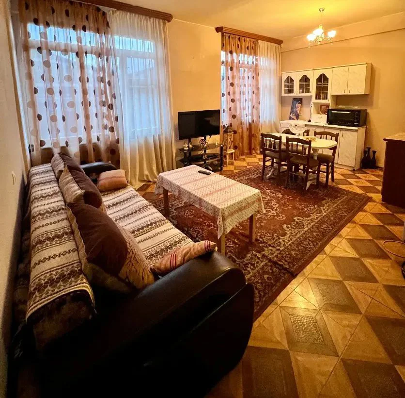1 սենյականոց բնակարան Մասիսի փողոցում Էրեբունիում, 32 քմ, 2/4 հարկ, բարձր առաստաղներ, քարե շենք